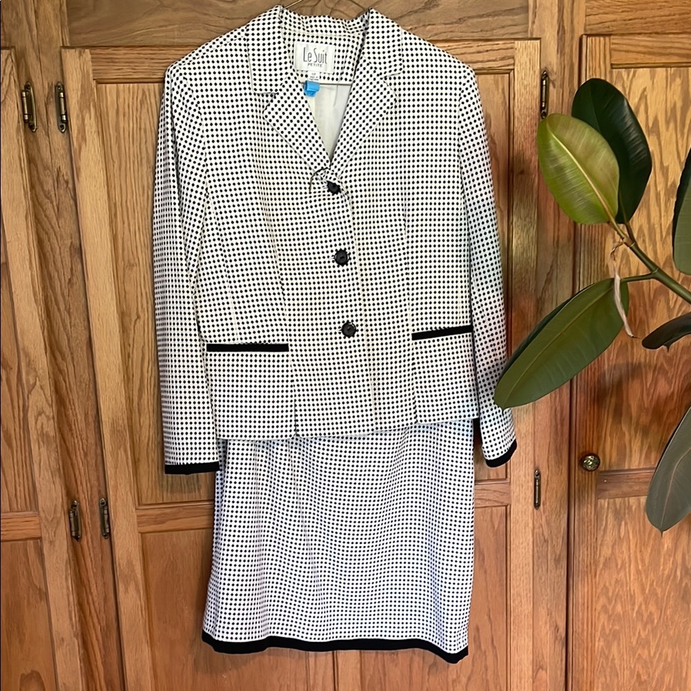 LeSuit Petite  Monochrome Checkered Suit. Fully lined. Dry cleaned